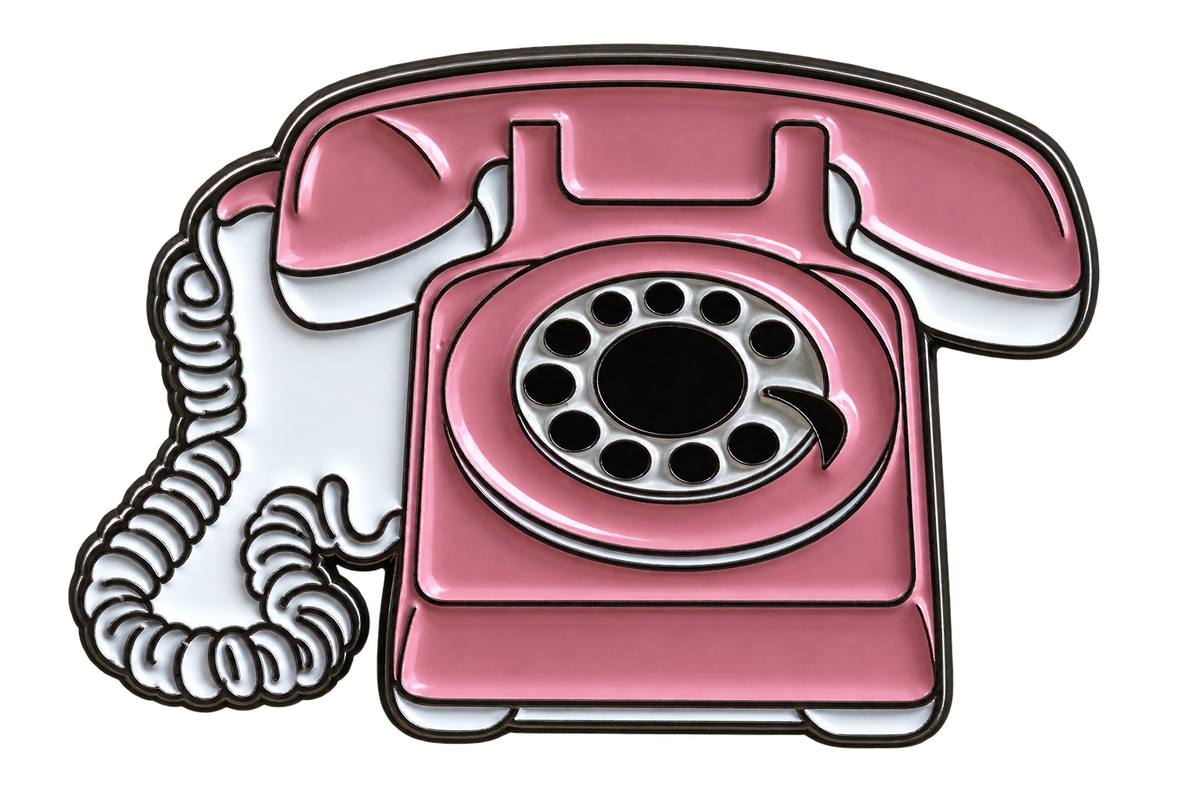 Roze retro telefoon pin met draaischijf en wit krulsnoer, voorzijde, 3 × 2 cm
