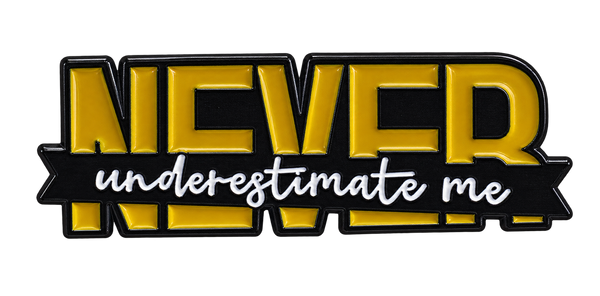 P3-9 Never Underestimate Me pin – voorkant