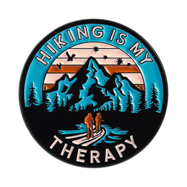 P6-15-bergen-met-tekst-hiking-is-my-therapy-pin