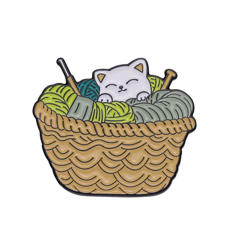 P6-3-kitten-in-mand-met-bollen-wol-pin