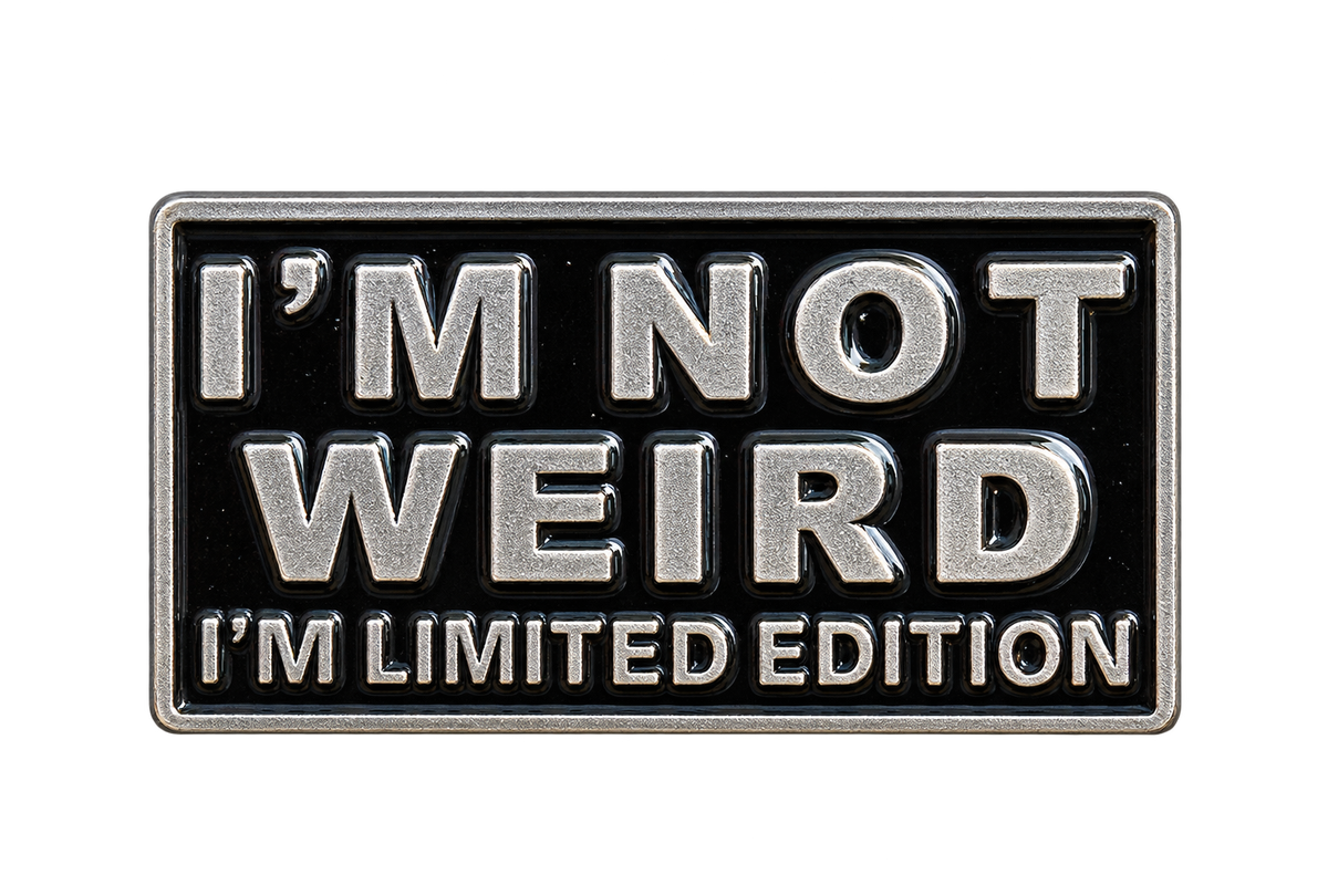 I'm Not Weird I'm Limited Edition zwarte emaille pin met zilverkleurige letters, voorzijde