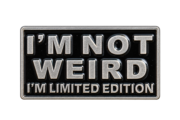I'm Not Weird I'm Limited Edition zwarte emaille pin met zilverkleurige letters, voorzijde