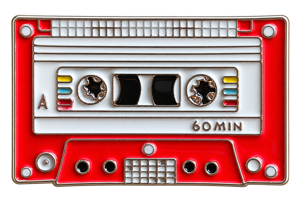 Rood en wit cassettebandje pin met opschrift 60 MIN, voorzijde, 3,5 × 2,3 cm