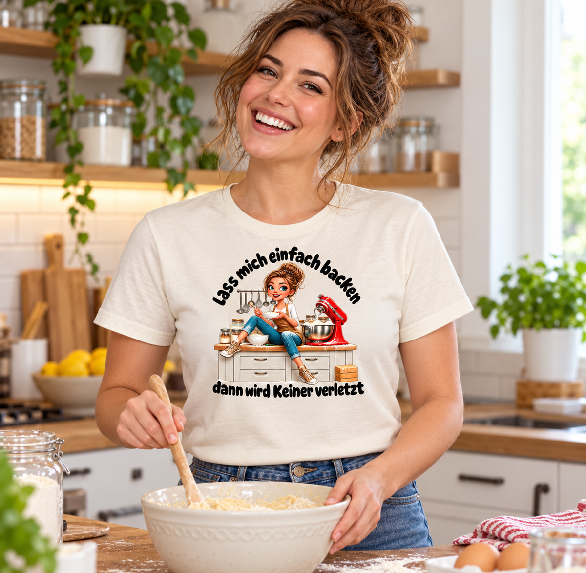 Illustratief gebruiksvoorbeeld: dame bakt in de keuken met Bakgeluk op haar shirt