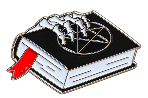 Zwart boek met pentagram, skelethand en rode bladwijzer – vrijstaande voorzijde
