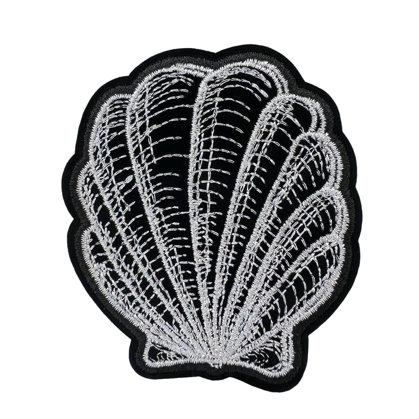P0125-zwarte-zeeschelp-met-zilveren-accenten-patch