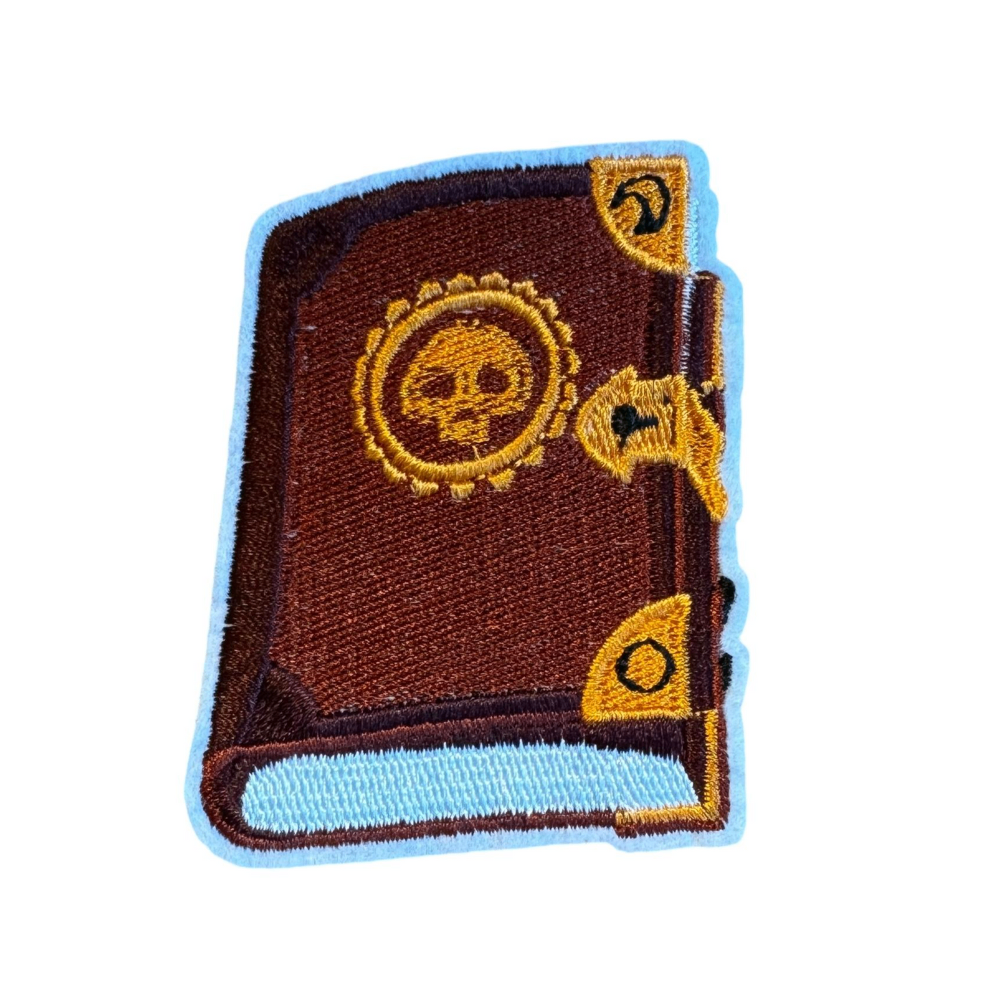 P0740-bruinkleurig-boek-met-oranje-skull-patch