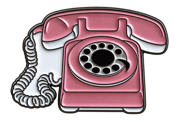 Roze retro telefoon pin met draaischijf en wit krulsnoer, voorzijde, 3 × 2 cm