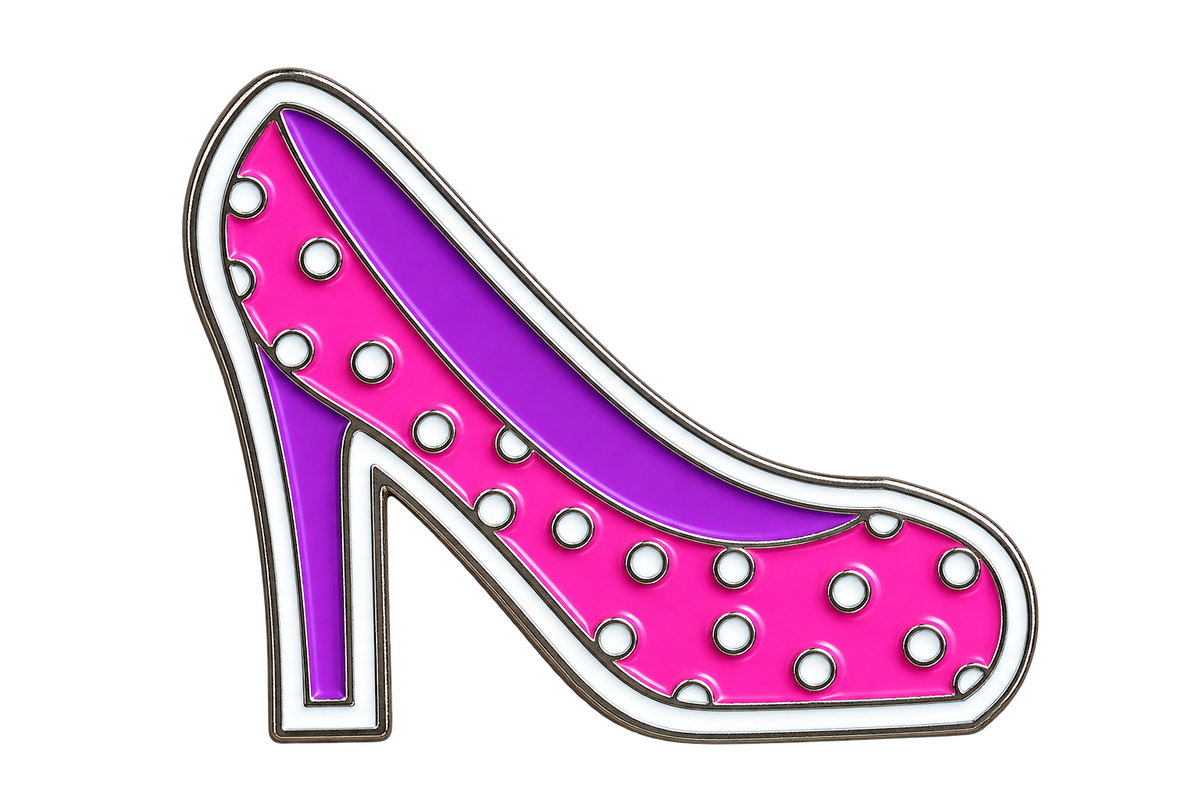 Roze pump met witte stippen, paarse hak en zilverkleurige lijnen