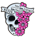 Witte schedel met roze bloemen en het opschrift Never Trust The Living