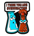 I Think You Are Overreacting pin, blauw reageerbuisje en boos borrelende oranje laboratoriumkolf met tekst