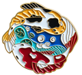 Twee koi in rood, wit, goudkleur en zwart rond blauw water met golven en waterlelies