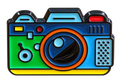 Kleurrijke camera emaille pin met blauwe en groene vlakken, oranje lens en gele accenten, voorzijde