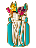 Verfkwasten in een turquoise pot, kleurrijke emaille pin met goudkleurige lijnen, voorzijde