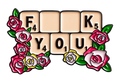 Letterblokjes met F**K YOU, omringd door roze en gele bloemen