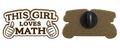 P2-28 This girl loves math pin – voorzijde en donker goudkleurige achterzijde met zwarte sluiting
