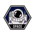 P3-24 Ruimtevaarder Met Tekst Space Pin – voorkant