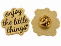 P3-3 Enjoy the little things pin – voorzijde en goudkleurige achterzijde met sluiting