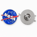 P4-24 NASA pin – voorzijde en zilverkleurige achterzijde met sluiting