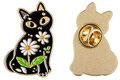P5-14 zwarte kat met bloemen pin – voorzijde en goudkleurige achterzijde met sluiting