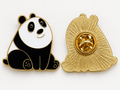 P5-15 panda pin – voorzijde en goudkleurige achterzijde met sluiting