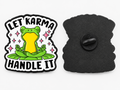 P6-14 Let karma handle it pin – voorzijde en zwarte achterzijde met sluiting