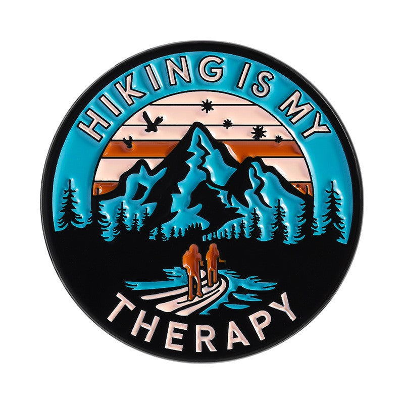 P6-15-bergen-met-tekst-hiking-is-my-therapy-pin
