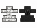 P6-16 It's a beautiful day to leave me alone pin – voorzijde en zwarte achterzijde met sluiting
