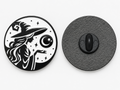 P6-19 heks met maan pin – voorzijde en donkere achterzijde met sluiting