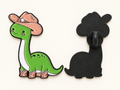 P6-20 dino pin – voorzijde en zwarte achterzijde met sluiting
