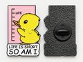 P6-27 Life is short so am I pin – voorzijde en zwarte achterzijde met sluiting