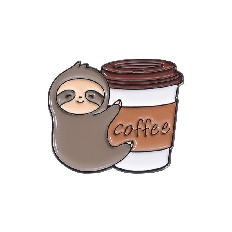 P6-28-luiaard-met-coffee-beker-pin