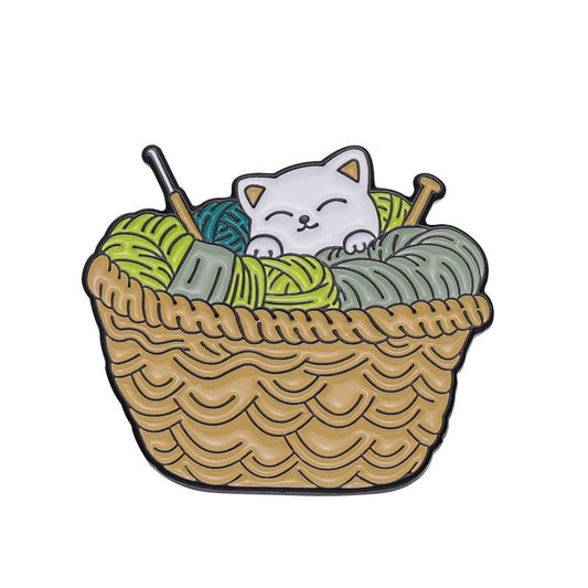 P6-3-kitten-in-mand-met-bollen-wol-pin