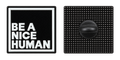 P6-4 Be a nice human pin – voorzijde en zwarte achterzijde met sluiting