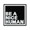 P6-4 Be a nice human zwarte pin – vrijstaande voorzijde