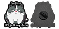 Kat Met Tekst I'm Fine It's Just My Face Pin — voor- en achterzijde met zwarte sluiting