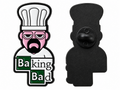 P6-8 kok met tekst Baking Bad pin – voorzijde en zwarte achterzijde met sluiting