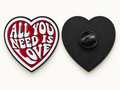 P7-3 All you need is love hartjespin – voorzijde en zwarte achterzijde met sluiting