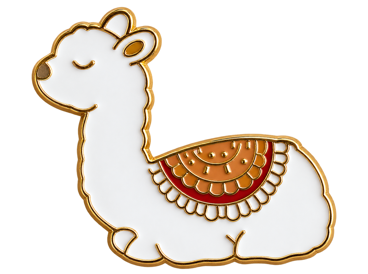 Witte lama pin met warme sierdeken en gouden accenten