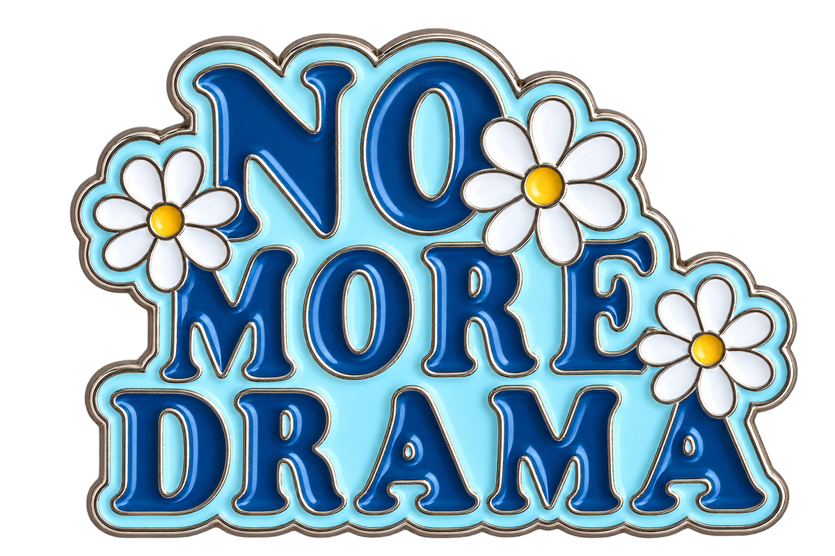 No More Drama met witte bloemen en blauwe letters
