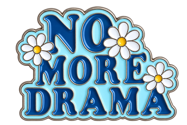 No More Drama met witte bloemen en blauwe letters