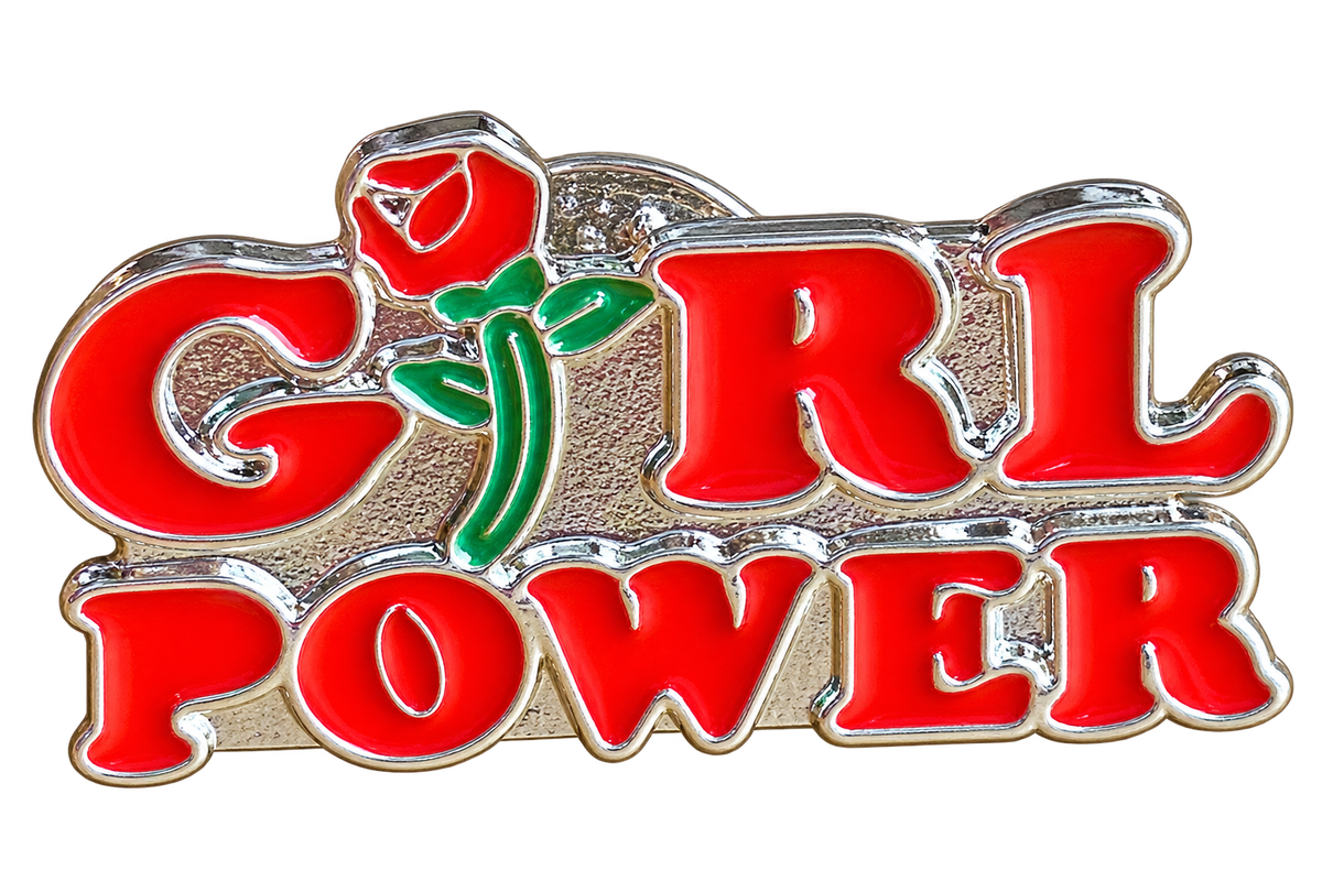 Girl Power emaille pin met rode letters en een roos, voorzijde