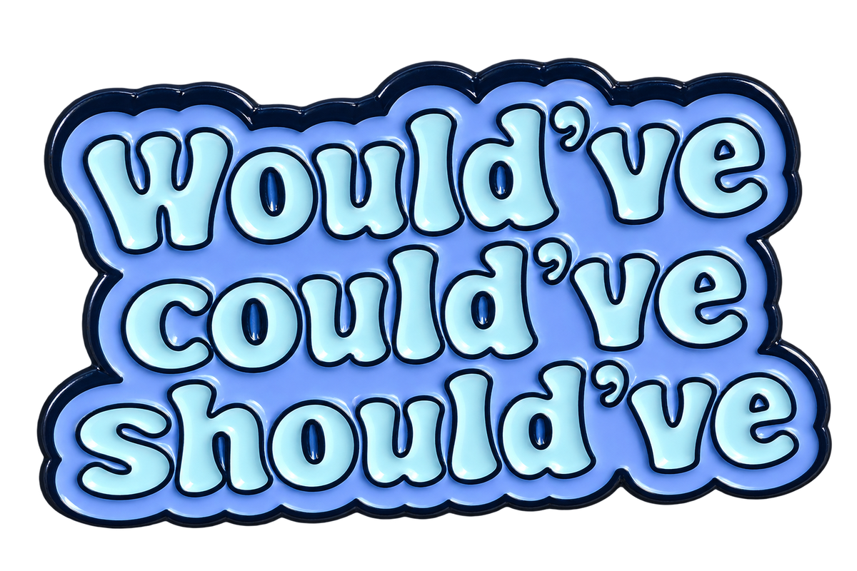 Would’ve Could’ve Should’ve lichtblauwe emaille tekstpin, voorzijde