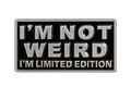 I'm Not Weird I'm Limited Edition zwarte emaille pin met zilverkleurige letters, voorzijde