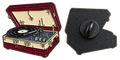 Retro platenspeler emaille pin voorzijde en zwarte achterzijde met sluiting