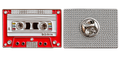 Cassettebandje pin met rood-witte voorzijde en zilverkleurige achterzijde met sluiting