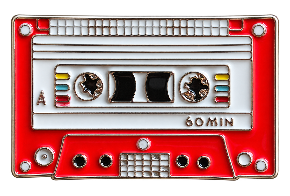 Rood en wit cassettebandje pin met opschrift 60 MIN, voorzijde, 3,5 × 2,3 cm