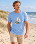 Sfeerimpressie: Koers naar zee op een lichtblauw T-shirt aan het strand, op passende schaal