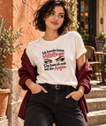 Sfeerimpressie: jonge vrouw met Veelzeggende blik op een licht T-shirt onder een bordeaux overshirt