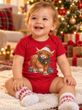 Illustratief gebruiksvoorbeeld: baby met Wijnands rode Highlander-rompertje in kerstsfeer